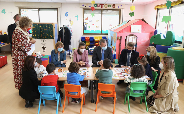Don Felipe y Doña Letizia junto a alumnos y autoridades durante su visita al taller de Robótica